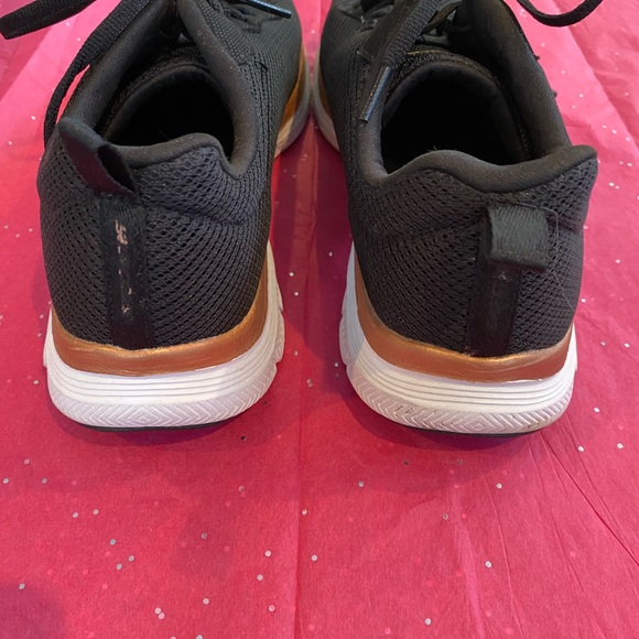 Skecher’s Flex-Lite Sneakers Size 9. - Picture 2 of 3
